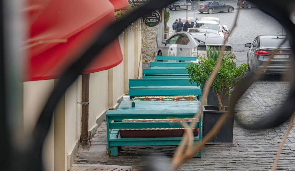Street View Outdoor Dining - Prime location Restaurant in Tbilisi offering outdoor seating in historic Shardeni area